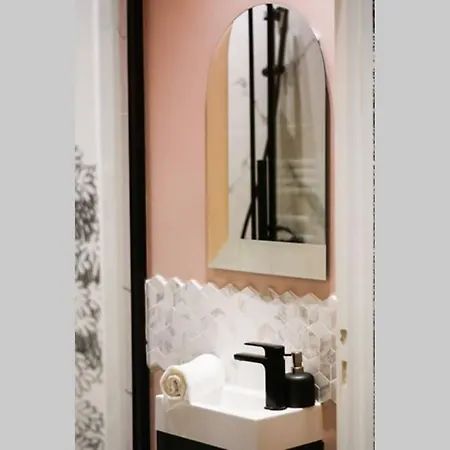Amazing 10bed In The Heart Of Le Marais And Suprises...